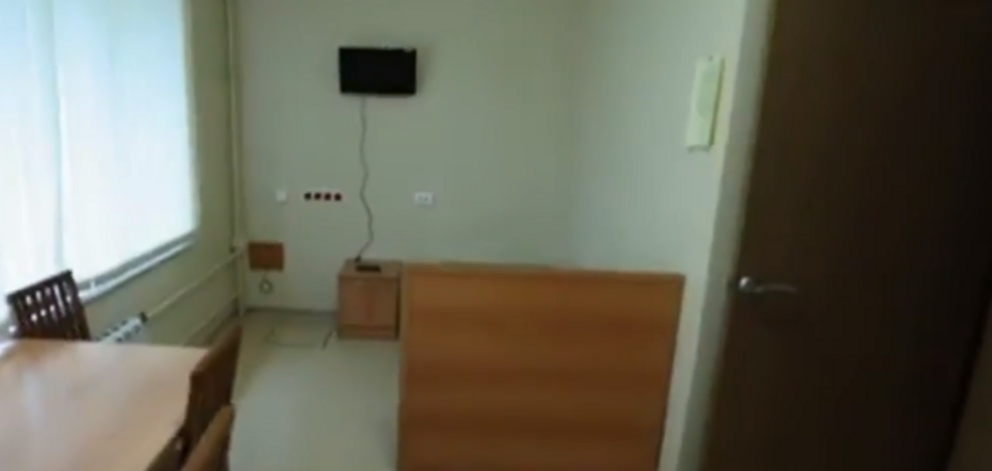 Три кровати и стол: появились фото комнаты ''разведчика'' Путина