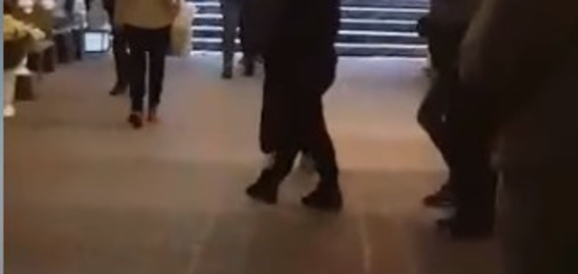 Выключили свет и требовали деньги: в Киеве совершили 'налет' на продавцов цветов