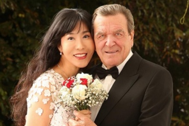 Одружився вп'яте: Герхард Шредер зіграв весілля зі своєю перекладачкою