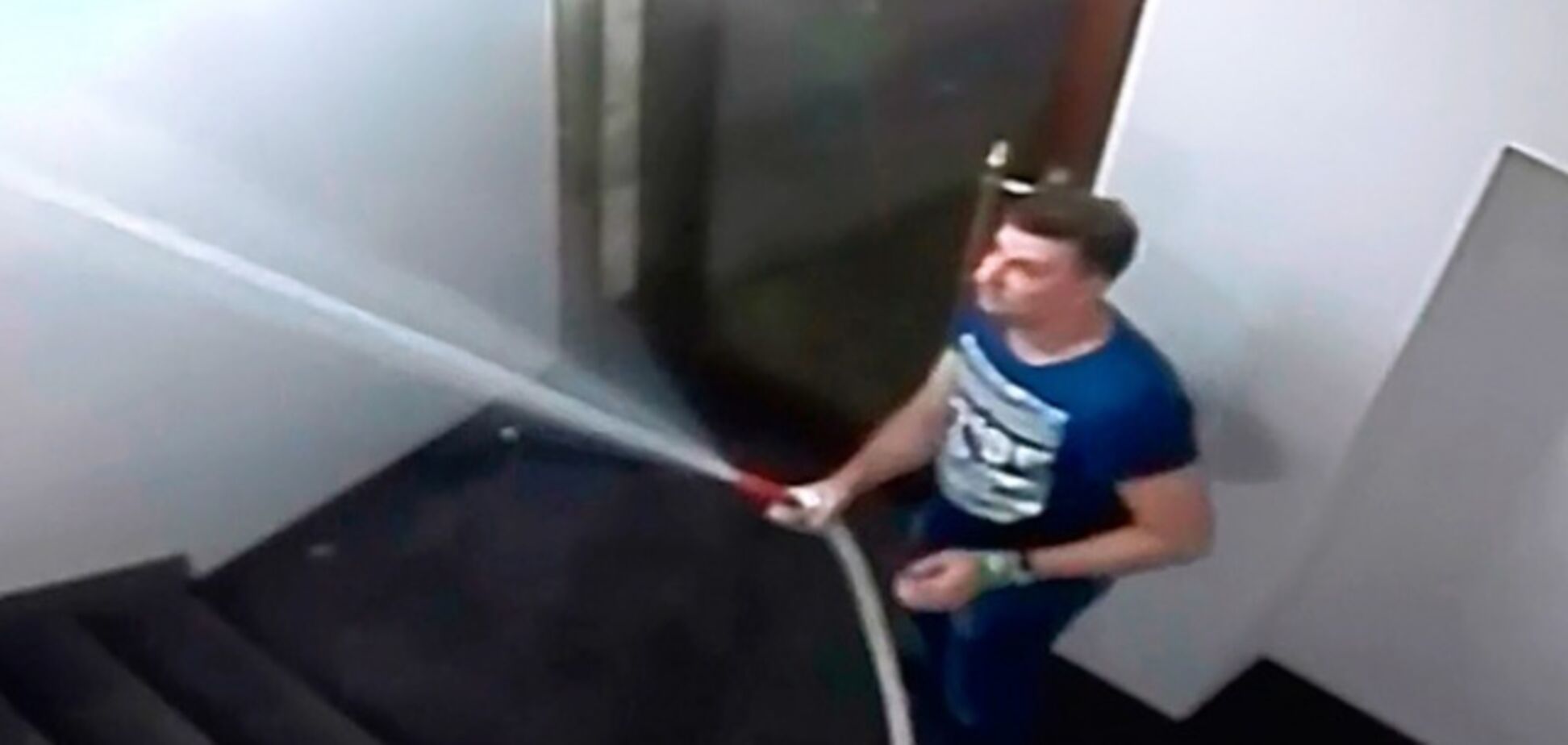 Кричав і ломився: російськомовний чоловік влаштував потоп у готелі в Чехії