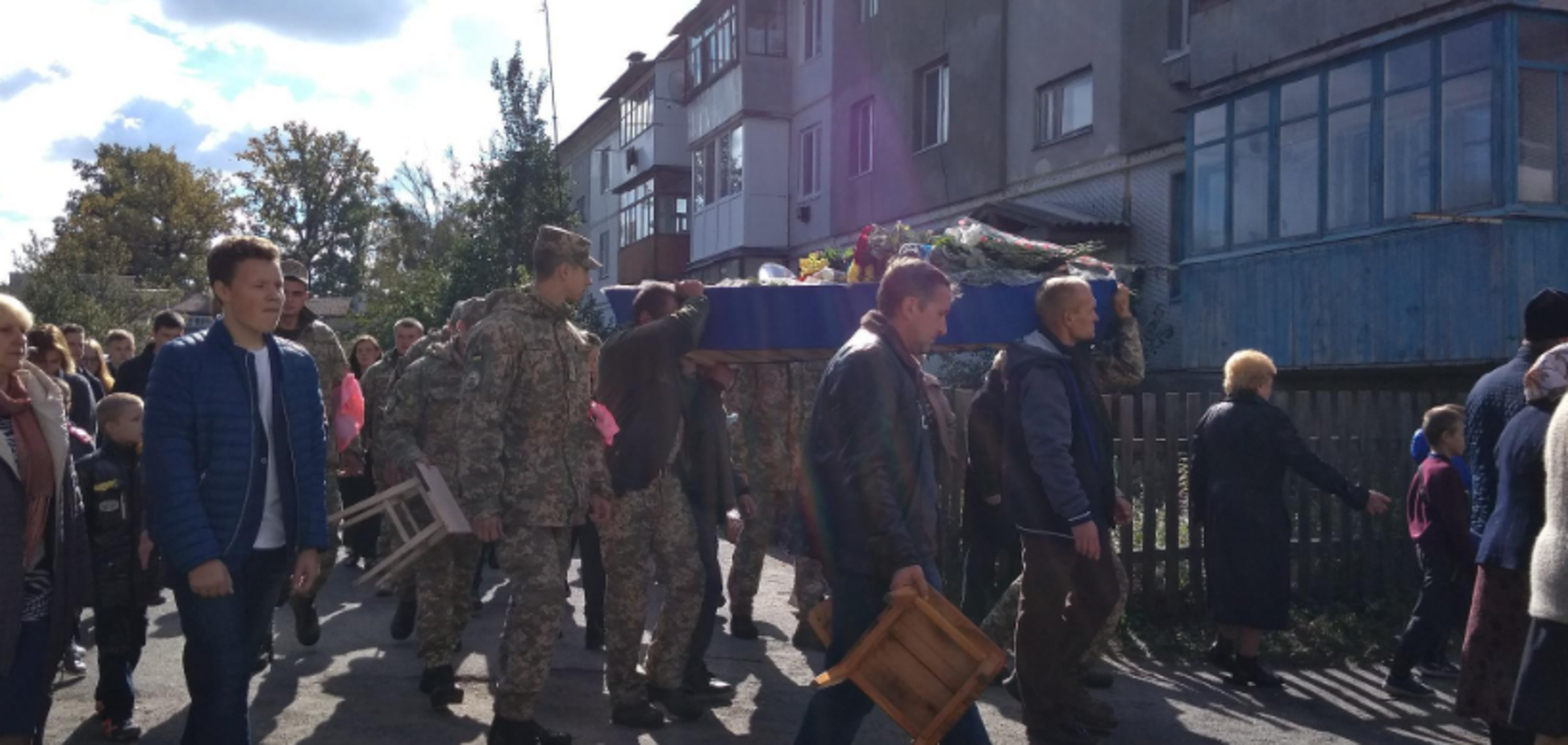 Під Житомиром поховали трагічно загиблого бійця ЗСУ: фото і відео