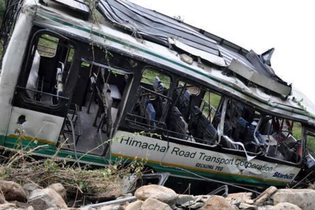 Десятки загиблих: в Індії автобус зірвався в ущелину. Фото і відео жахливої ​​ДТП