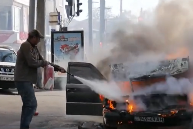 В центре Хмельницкого загорелся движущейся автомобиль: жуткое видео