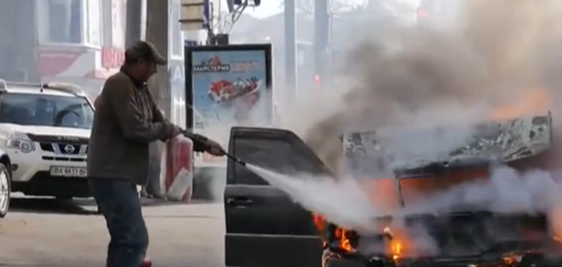 В центре Хмельницкого загорелся движущейся автомобиль: жуткое видео