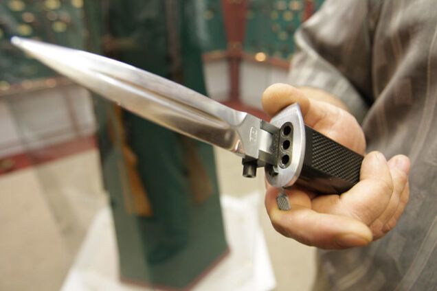 ''Чтобы голова дышала'': россиянин с кинжалом в черепе пожаловался на насморк. Шокирующее видео