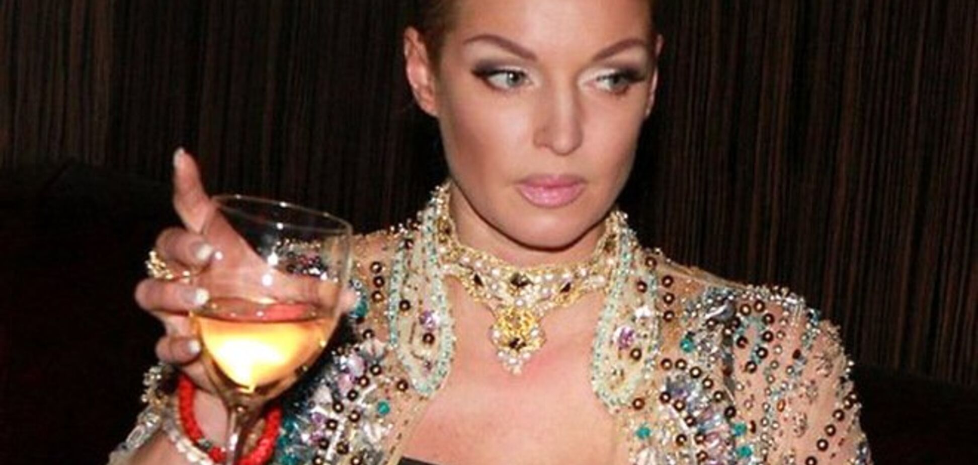 ''Пробила очередное дно'': Волочкова разозлила фанатов позой на диване