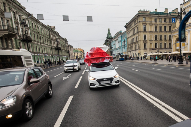 ''Кровавый торт для Путина'': смельчаков-россиян бросили за решетку