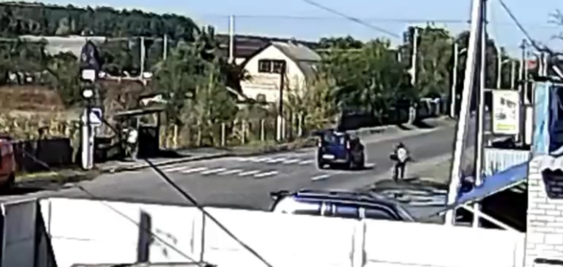 Под Киевом ребенок попал под колеса авто: момент жуткого ЧП попал на видео