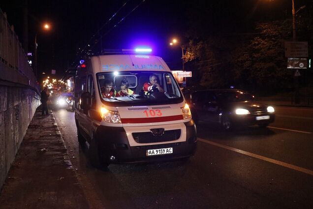 В Киеве внедорожник задавил пешехода: фото и видео