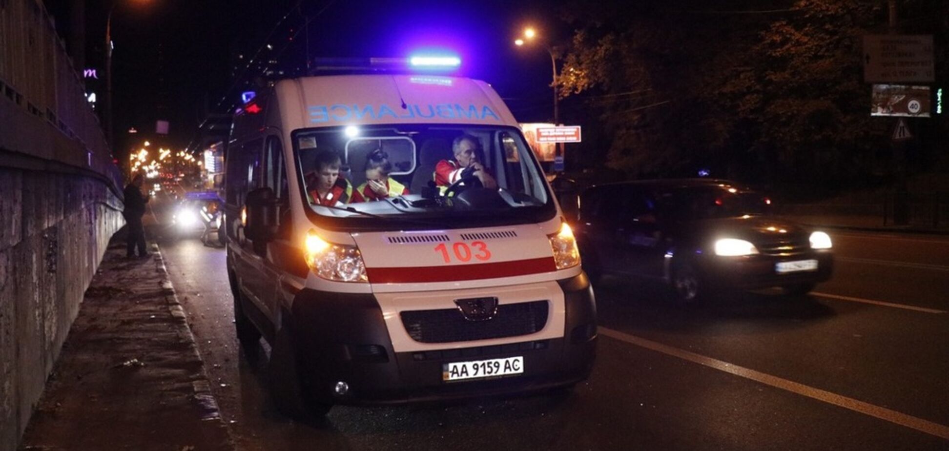 У Києві позашляховик зачавив пішохода: фото і відео