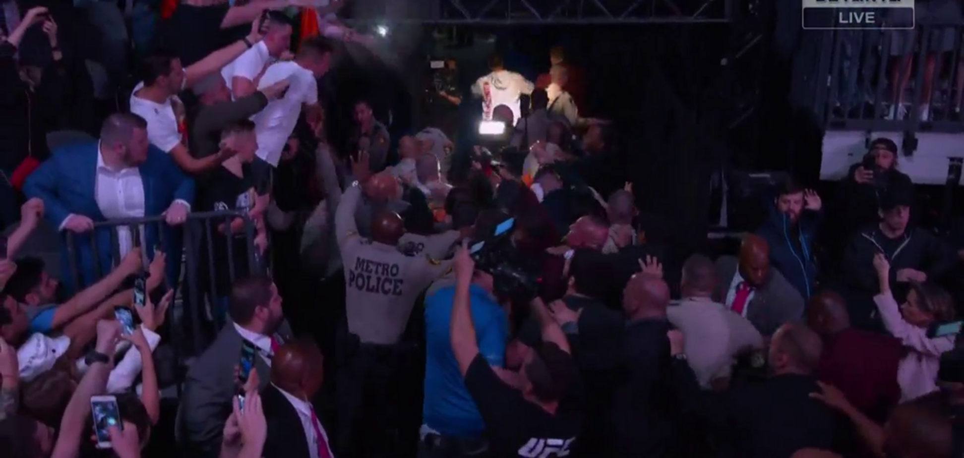 Хабіба закидали пляшками і облили пивом після бою з Конором