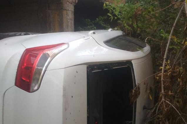 В Запорожье Citroen с девушкой-водителем внутри перевернулся и упал в водосток