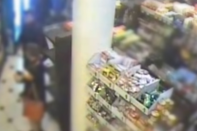 Накинулись на алкоголь и еду: подростки разгромили супермаркет в Киеве