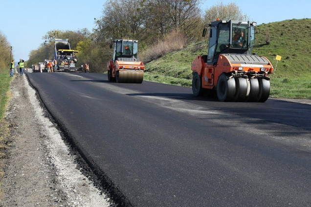 Замість старої — бетонна: Гройсман показав будівництво важливої дороги на Київ
