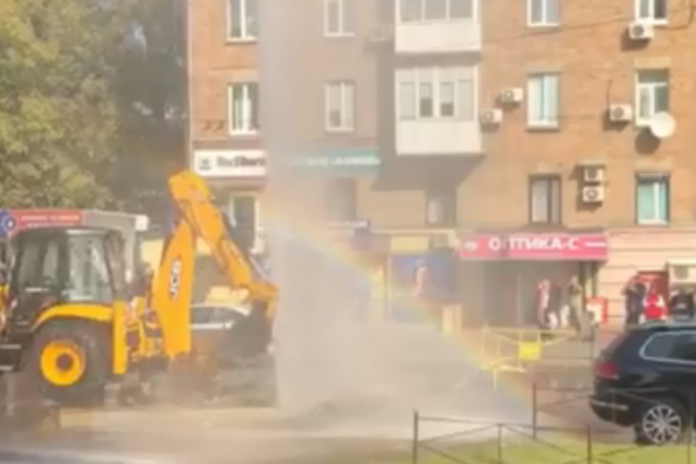 У Києві забив фонтан заввишки у 5-поверховий будинок: момент потрапив на відео