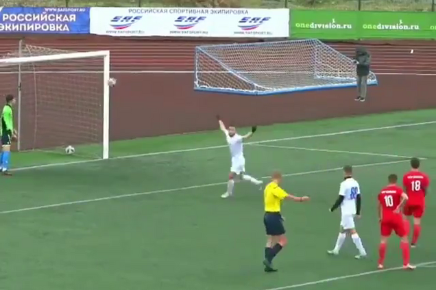 Сальто: футболист забил самый необычный пенальти года