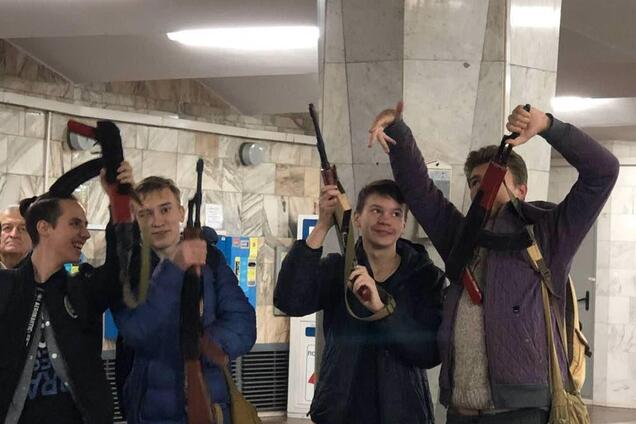 ''Автомати замотали в куртки'': у Харківському метро трапився конфлікт із ''озброєними'' школярами