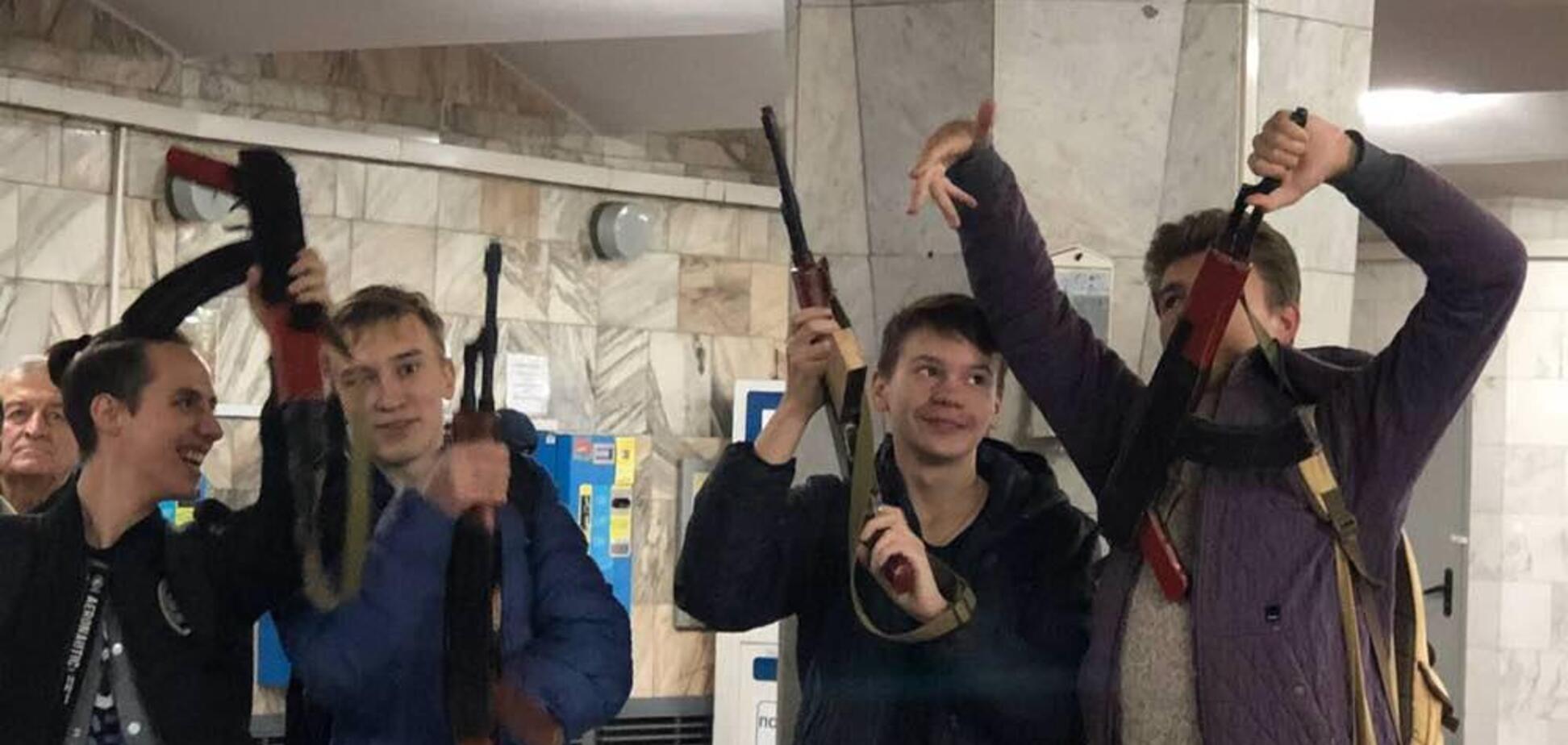 ''Автоматы замотали в куртки'': в Харьковском метро произошел конфликт с ''вооруженными'' школьниками