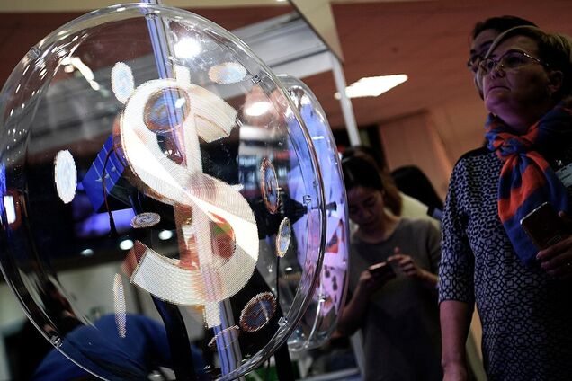 Обвалиться через санкції: в Росії заговорили про нову позначку рубля