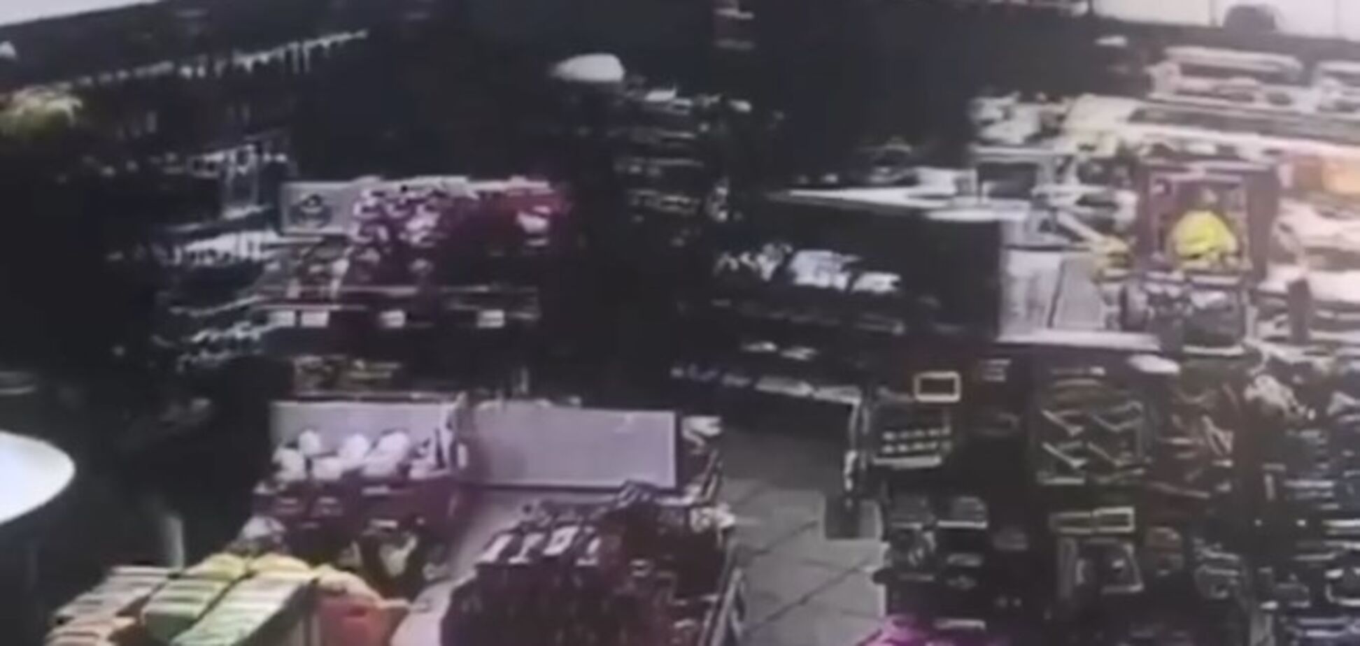 В Киеве женщина с маленьким сыном ''обнесла'' магазин: момент попал на видео