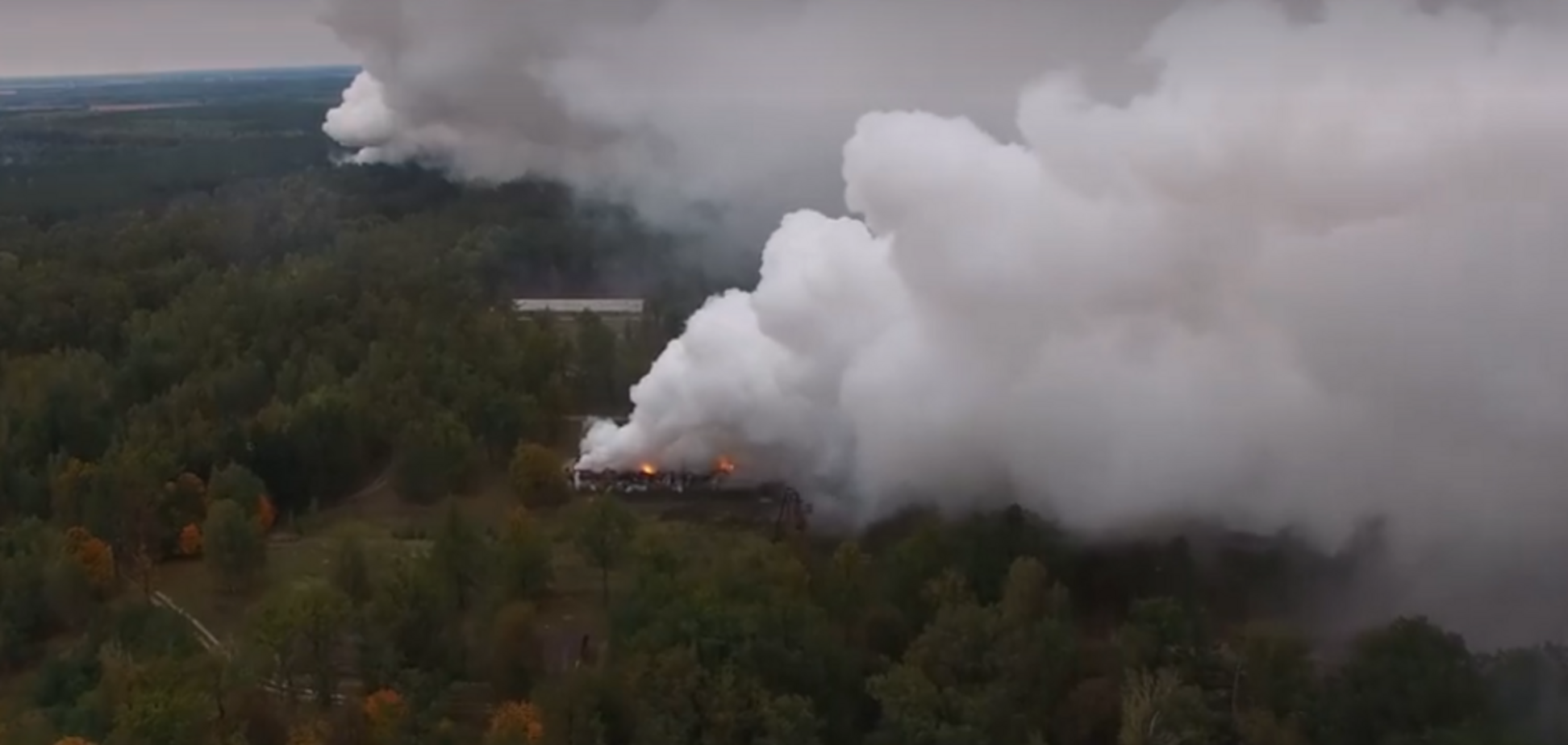 Вибухи боєприпасів в Ічні: масштабну пожежу показали з повітря