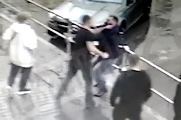 Били лежачого ногами: ЗМІ опублікували відео з п'яними російськими футболістами