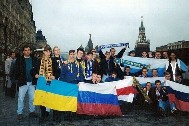 В сети показали историческое фото украинских болельщиков на Красной площади