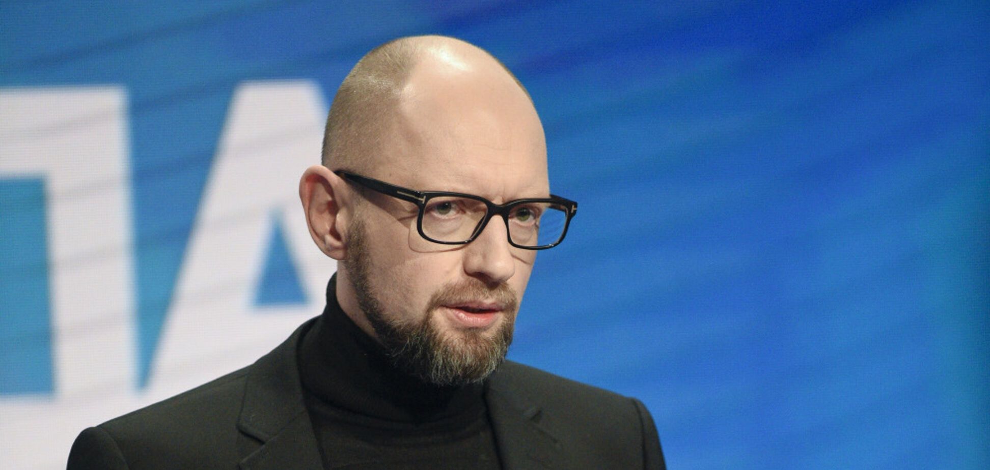 ''Окуляри, куля, лоб'': президентські амбіції Яценюка затролили кумедними бордами