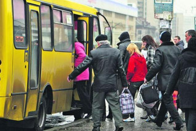 ''Женщина ногу сломала'': в Киеве в маршрутке покалечились люди