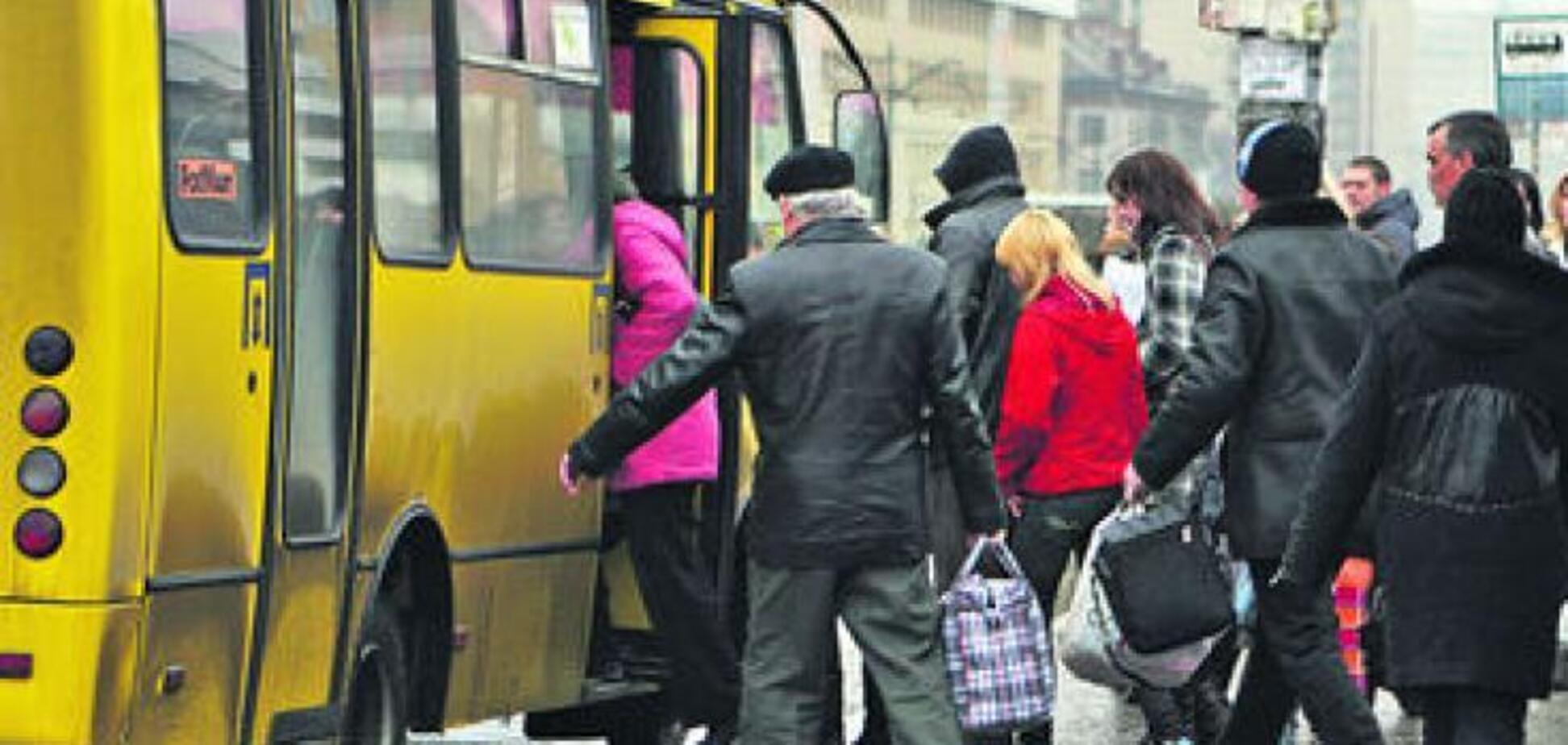 ''Иди на электричку!'' Под Киевом пассажиры маршрутки ''накинулись'' на ветерана АТО