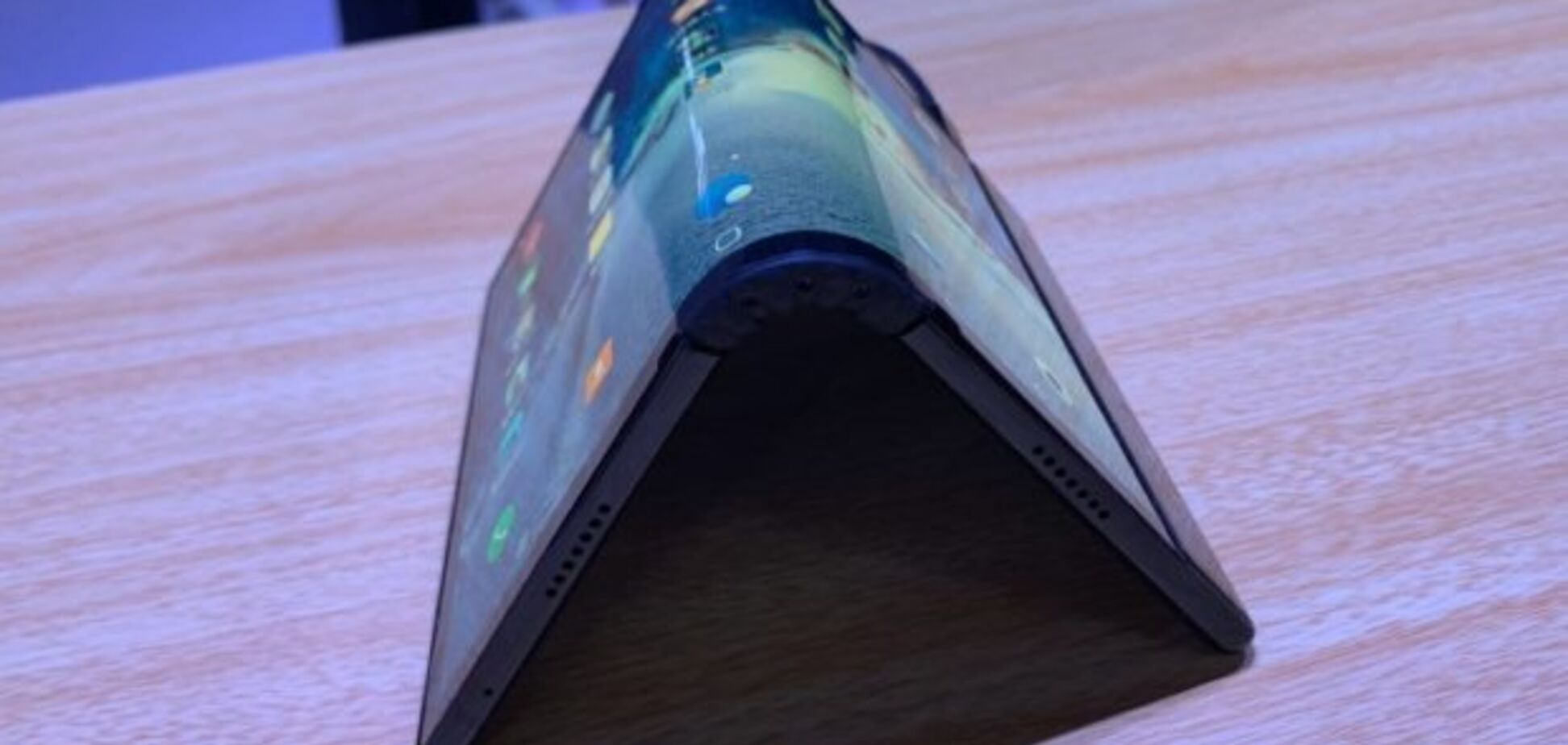 Обошли Apple: китайцы показали первый в мире сгибаемый смартфон