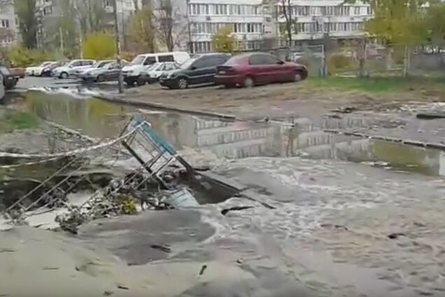 В Киеве прорвало очередную теплотрасу: ужасающее видео