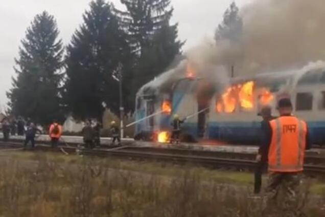На Рівненщині загорівся потяг із людьми: фото та відео сильної пожежі