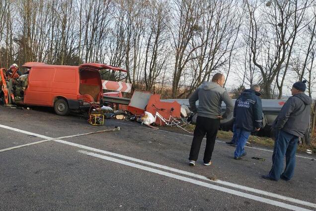 Под Ривне автобус влетел в грузовик: есть жертвы. Первые кадры с места ДТП