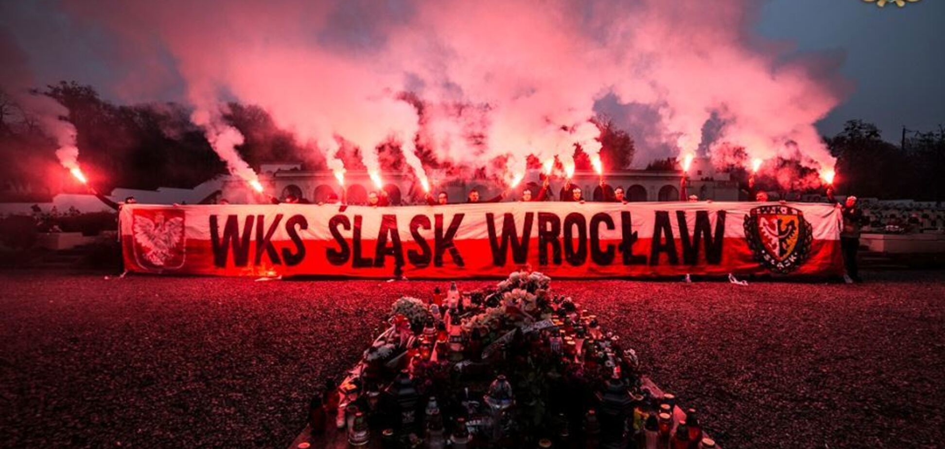 ''Путин аплодирует, Путин – молодец!'' Поляки устроили фаер-шоу на кладбище во Львове