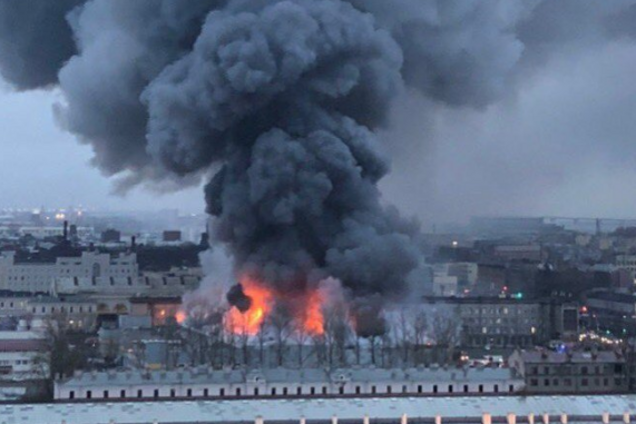 Подняли вертолеты: в России вспыхнул большой ТЦ. Фото и видео огненного ада