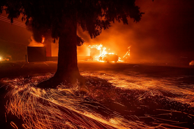 Вигоріло ціле місто: у Каліфорнії вирує найбільш руйнівна пожежа. Свіжі фото та відео