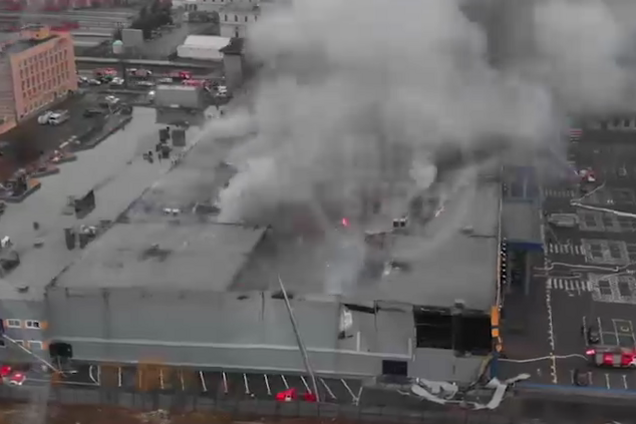 Дым столбом: появилось видео пожара в ТЦ Санкт-Петербурга с высоты птичьего полета