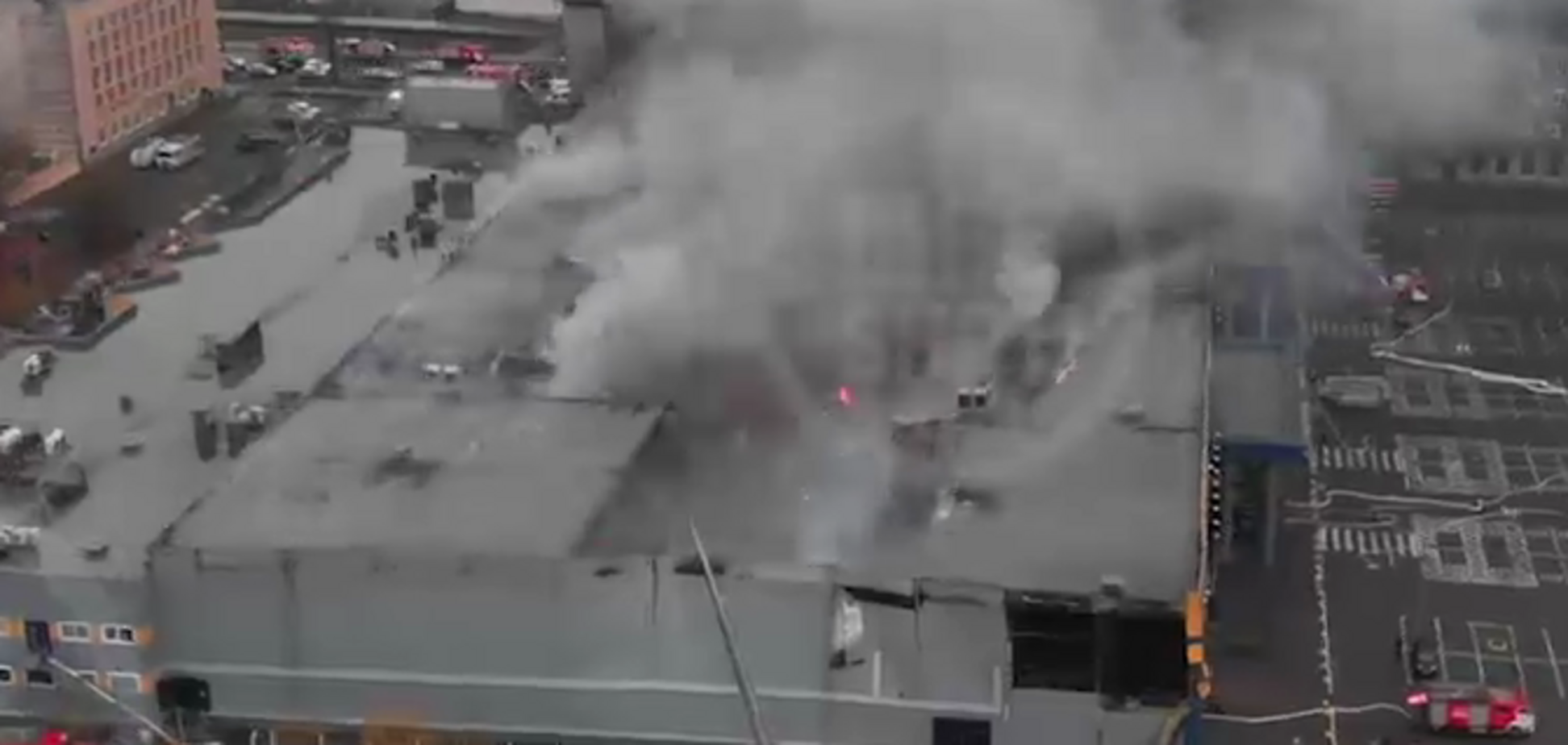 Дым столбом: появилось видео пожара в ТЦ Санкт-Петербурга с высоты птичьего полета