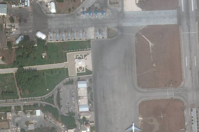 Множество истребителей: появились снимки военной базы России со спутника