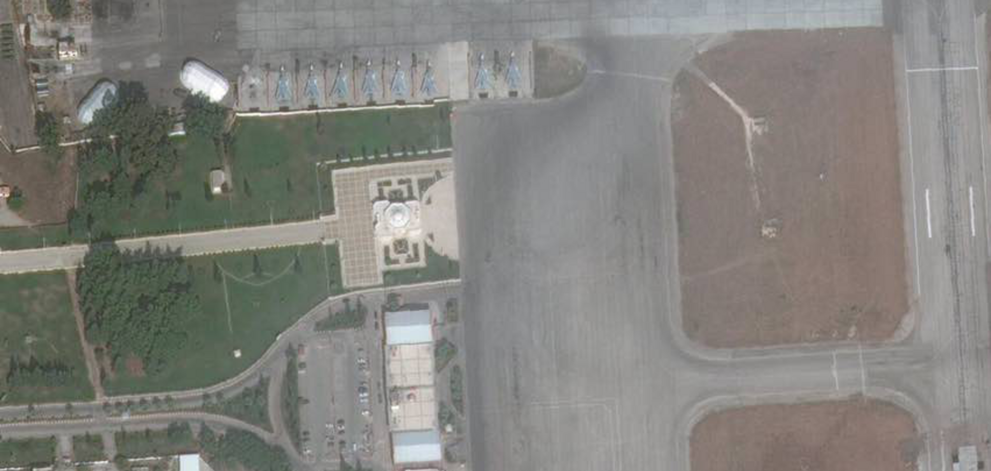 Чимало винищувачів: з'явилися знімки військової бази Росії з супутника