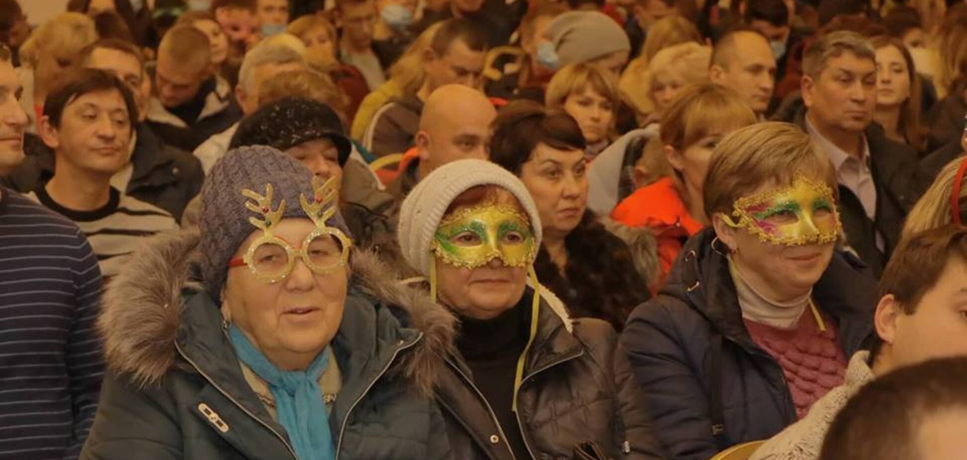 Толпы пенсионеров и карнавальные маски: в Днепре встреча партии УКРОП превратилась в фарс