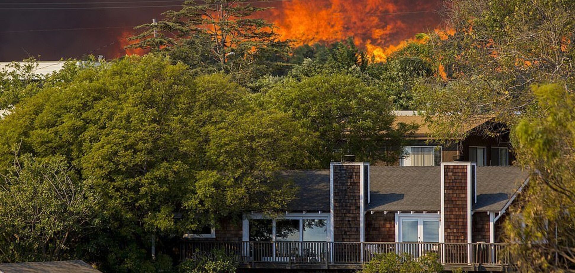 ''Адский'' пожар в Калифорнии: голливудский актер потерял родителей