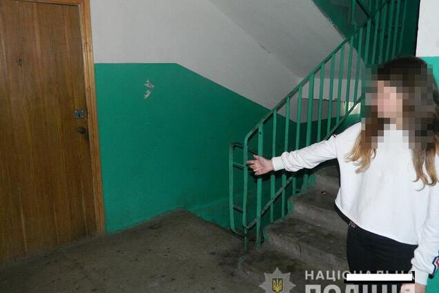 Поджидал возле лифта: в Киеве мужчина напал на школьницу в подъезде