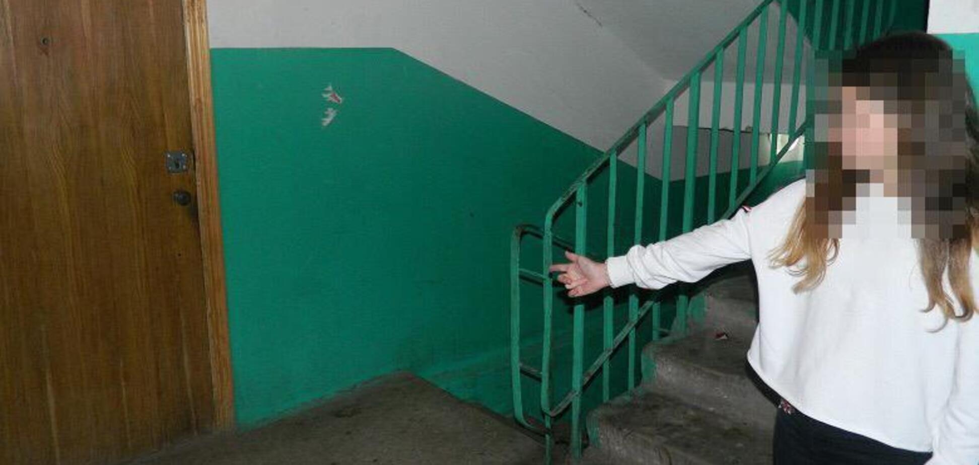 Чекав біля ліфта: в Києві чоловік напав на школярку в під'їзді