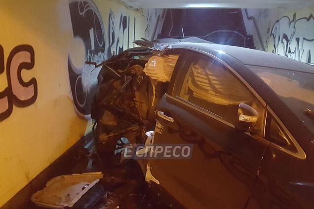 В Киеве авто влетело в подземный переход: фото и видео с места ДТП
