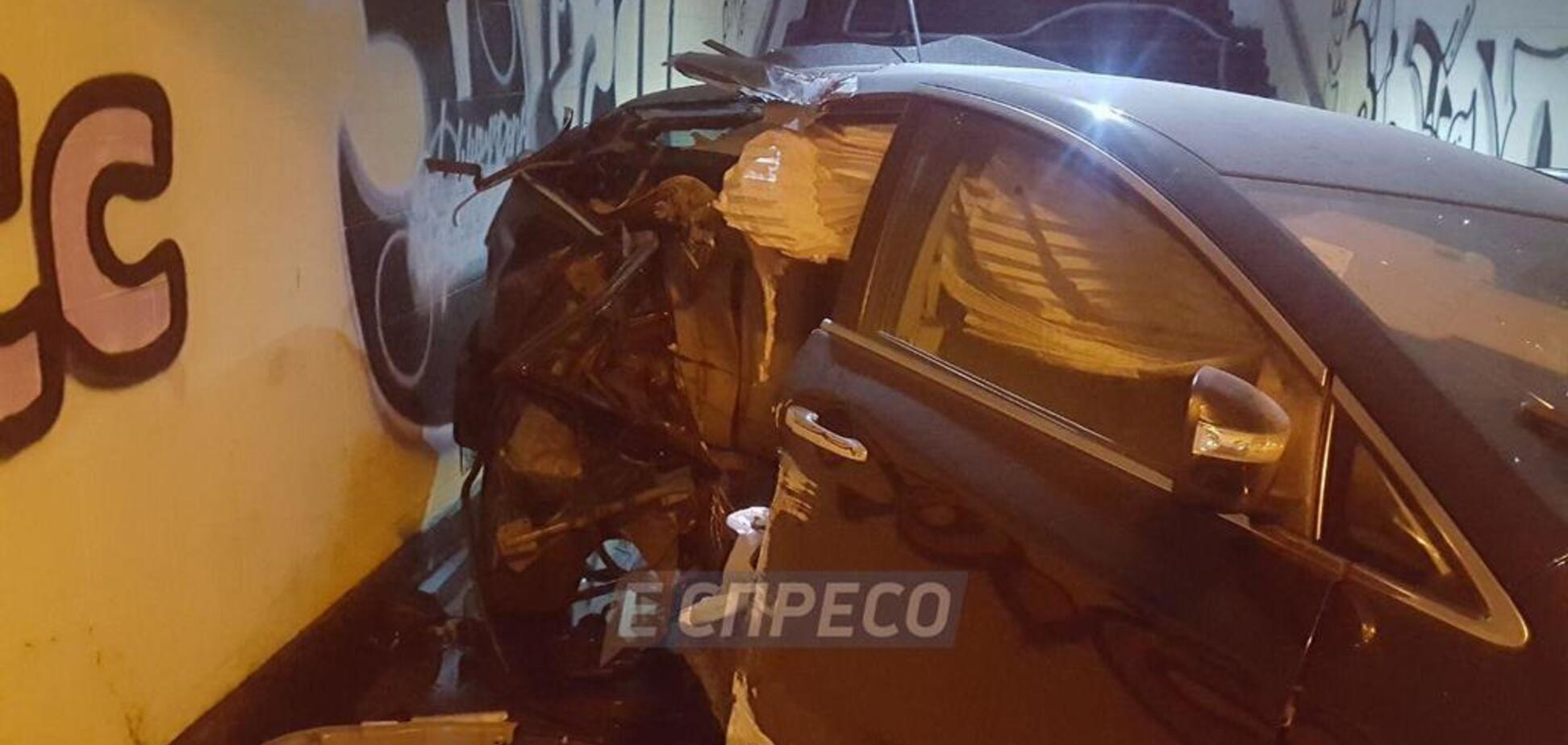У Києві авто влетіло у підземний перехід: фото і відео з місця ДТП