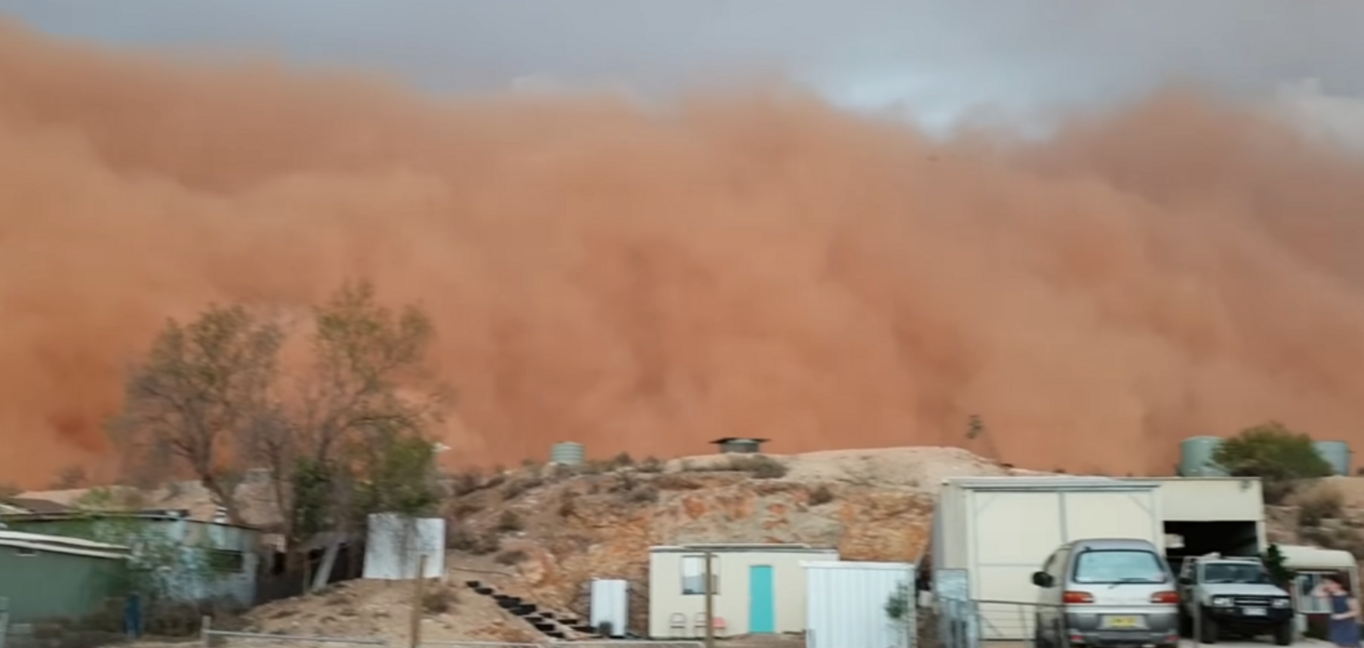Небо червоного кольору: Австралію накрила потужна буря. Моторошне відео