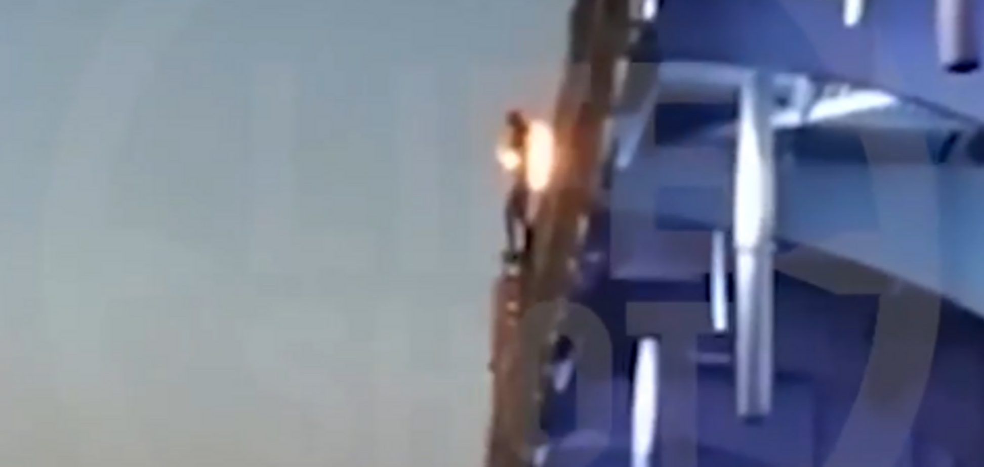 Горящий парень спрыгнул с Крымского моста: появилось видео 18+