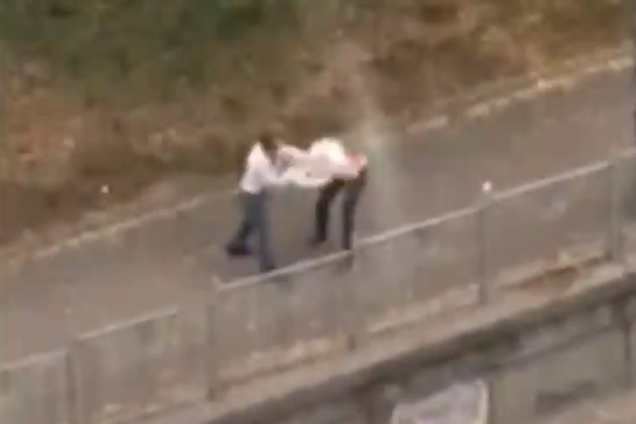 Никто не остановился: в Киеве среди бела дня жестоко избили женщину